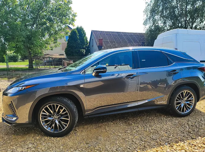Szary SUV po detailingu zewnętrznym
